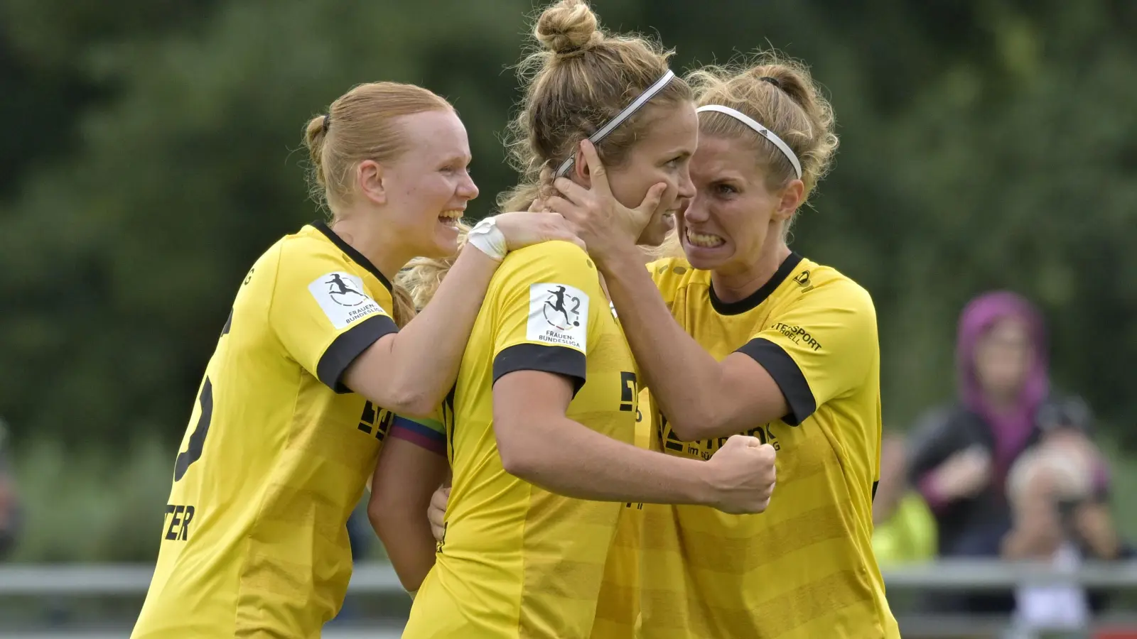 Geht doch! Solveig Schlitter, Maren Haberäcker und Leonie Haberäcker (von links) freuen sich über den Ausgleich zum 2:2. (Foto: Martin Rügner)