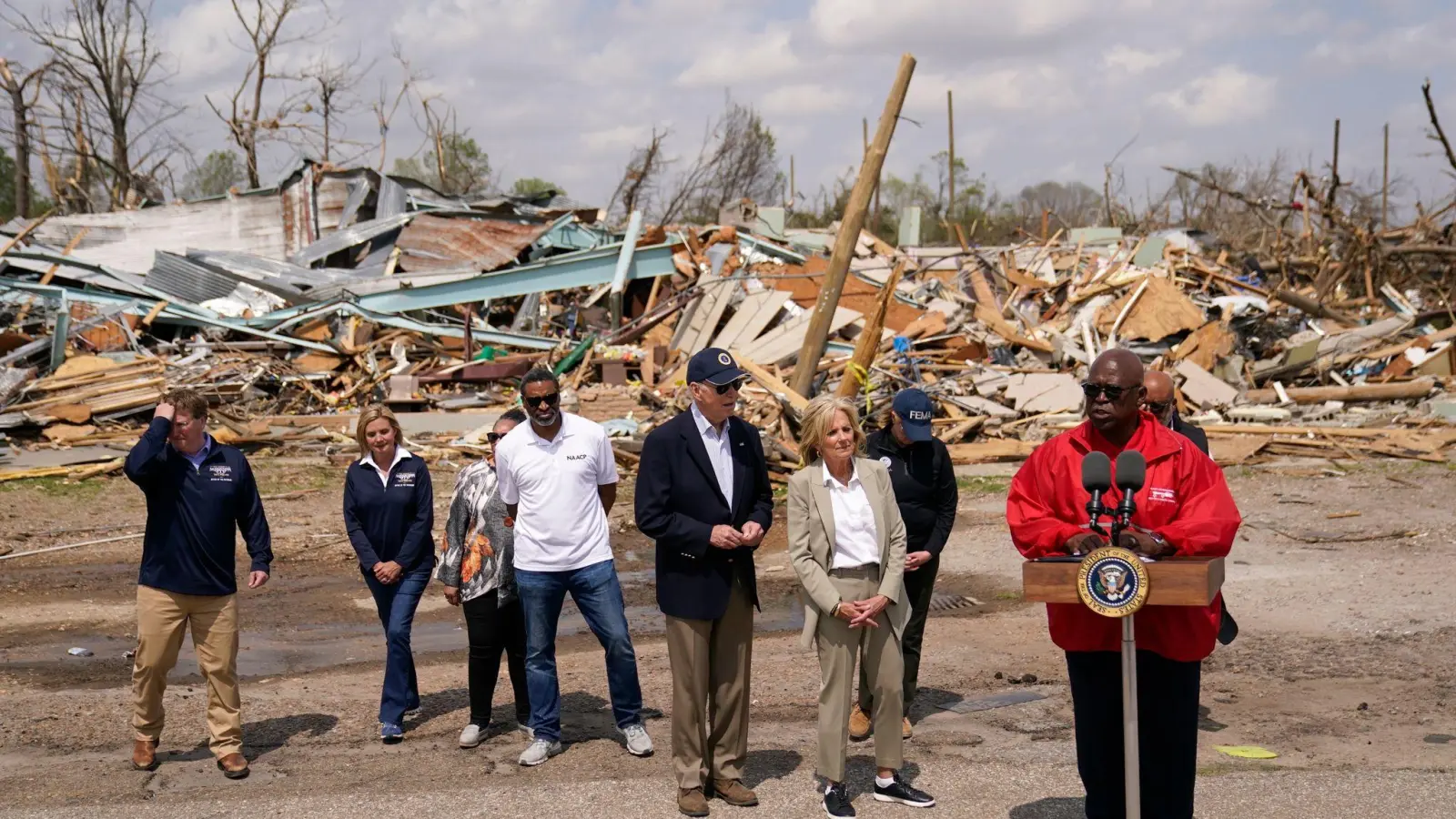 US-Präsident Biden und die First Lady sind in Mississippi, um die Schäden des jüngsten Tornados zu begutachten. (Foto: Carolyn Kaster/AP)