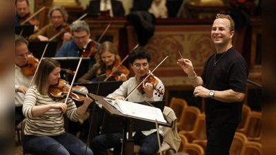 Der Kanadier Yannick Nézet-Séguin dirigiert erstmals das Neujahrskonzert aus Wien (Foto: Dieter Nagl/WIENER PHILHARMONIKER/APA/dpa)