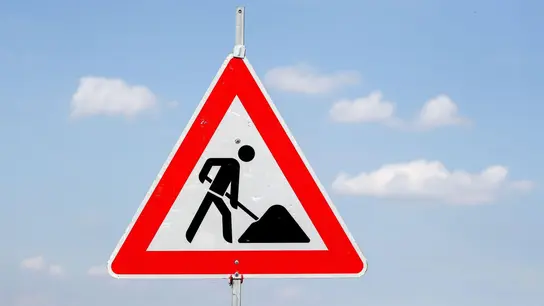 Die Straße ist wegen Bauarbeiten voraussichtlich bis Freitag, 31. März, gesperrt. (Symbolbild: Jan Woitas/dpa-Zentralbild/dpa)