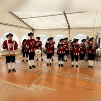 Der Spielmannszug bei einem seiner Auftritte – hier im Festzelt von Pouligny St. Pierre. (Foto: Johannes Flierl)