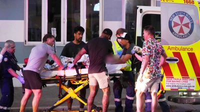 Unmittelbar nach dem Angriff gab es zunächst keine offiziellen Angaben zu Toten und Verletzten.  (Foto: Mark Baker/AP/dpa)