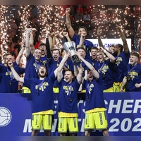 Alba Berlin feiert den großen Meister-Coup in München. (Foto: Matthias Stickel/dpa)