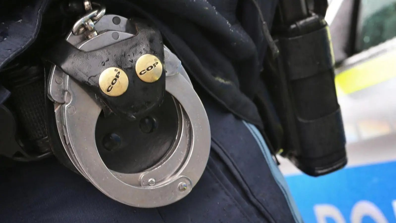 Der Verdächtige sitzt wegen Bedrohung und Verstoßes gegen das Waffengesetz in Untersuchungshaft. (Symbolbild) (Foto: Karl-Josef Hildenbrand/dpa)