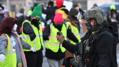 Protestierende stehen einen Tag nach dem Vorfall ICE-Beamten in Minneapolis gegenüber.  (Foto: Tom Baker/AP/dpa)