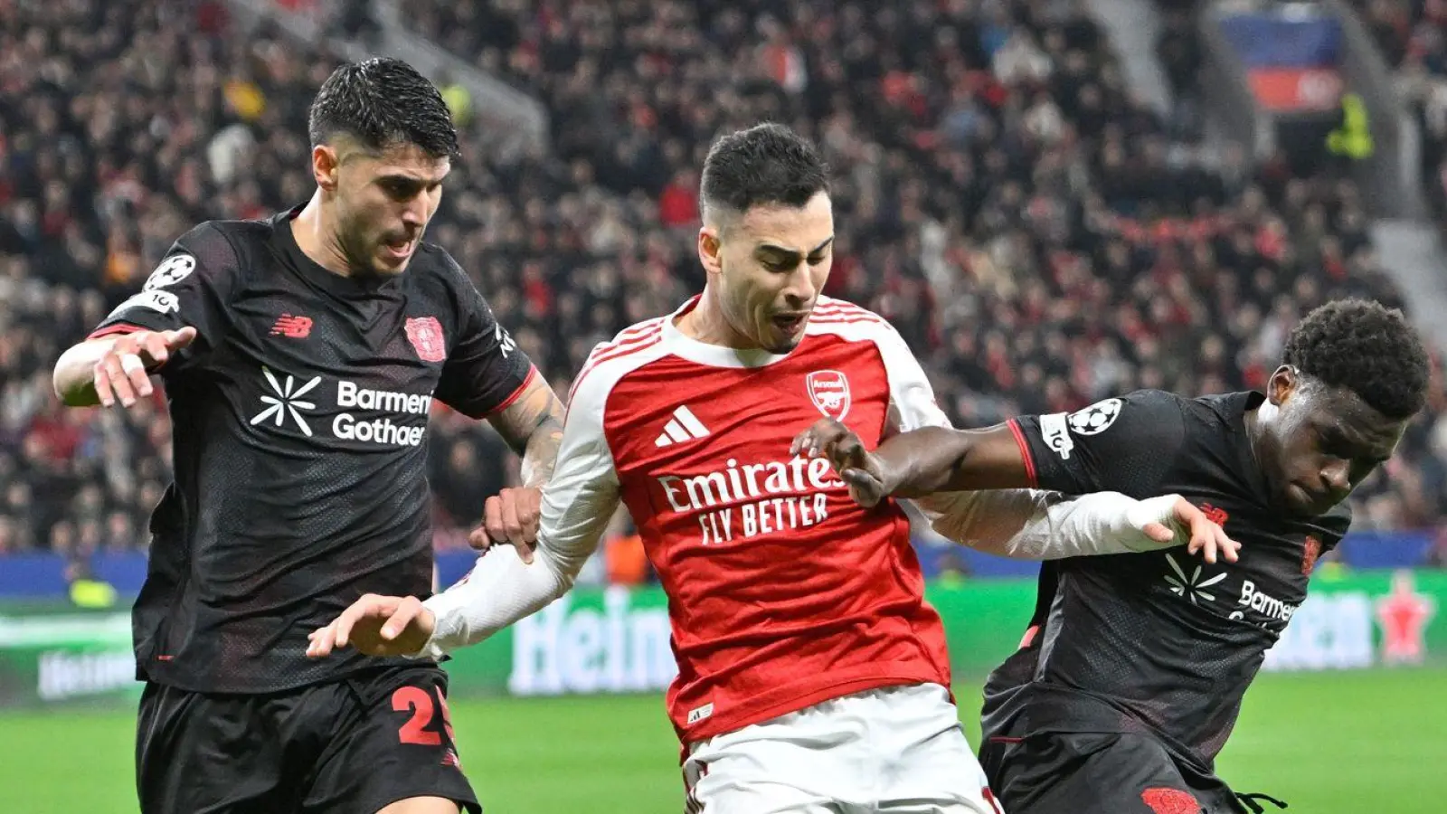 Leverkusener und Londoner lieferten sich viele enge Duelle. (Foto: Anke Waelischmiller/dpa)