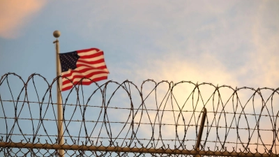 Eine US-amerikanische Flagge weht im Gefangenlager Guantánamo im Wind. (Foto: Maren Hennemuth/dpa)