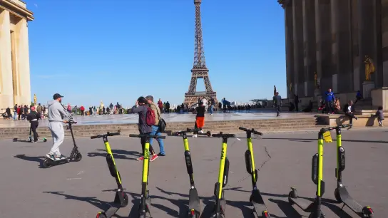 E-Tretroller zum Mieten auf der Place du Trocadero - Auch in Paris sind Touristen und Einheimische oft recht unvorsichtig unterwegs. Die Stadt denkt nun über ein Verbot nach. (Foto: Christian Böhmer/dpa)