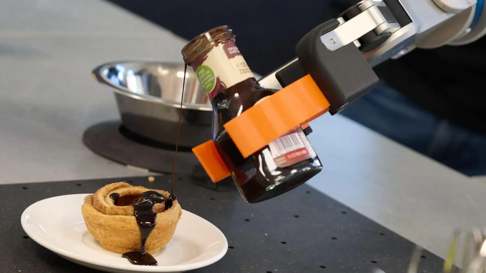 Kochende Roboter werden an einigen Stellen bereits eingesetzt. (Symbolbild) (Foto: Katharina Kausche/dpa)