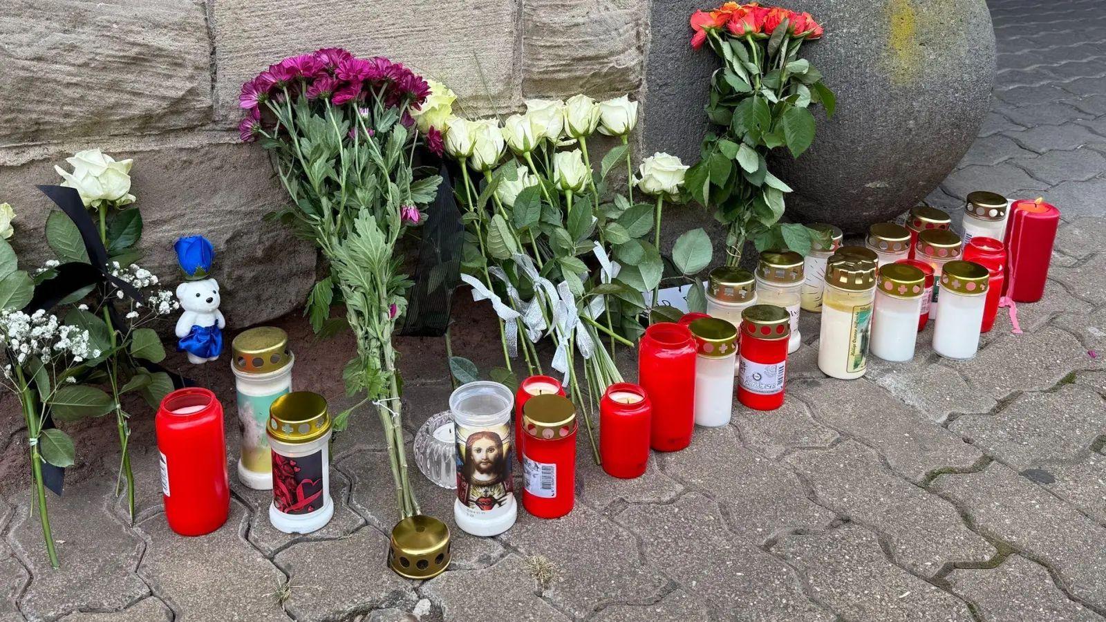 Die Menschen in Völklingen legten Blumen und Kerzen bei der Polizei ab. (Foto: Christian Schultz/dpa)
