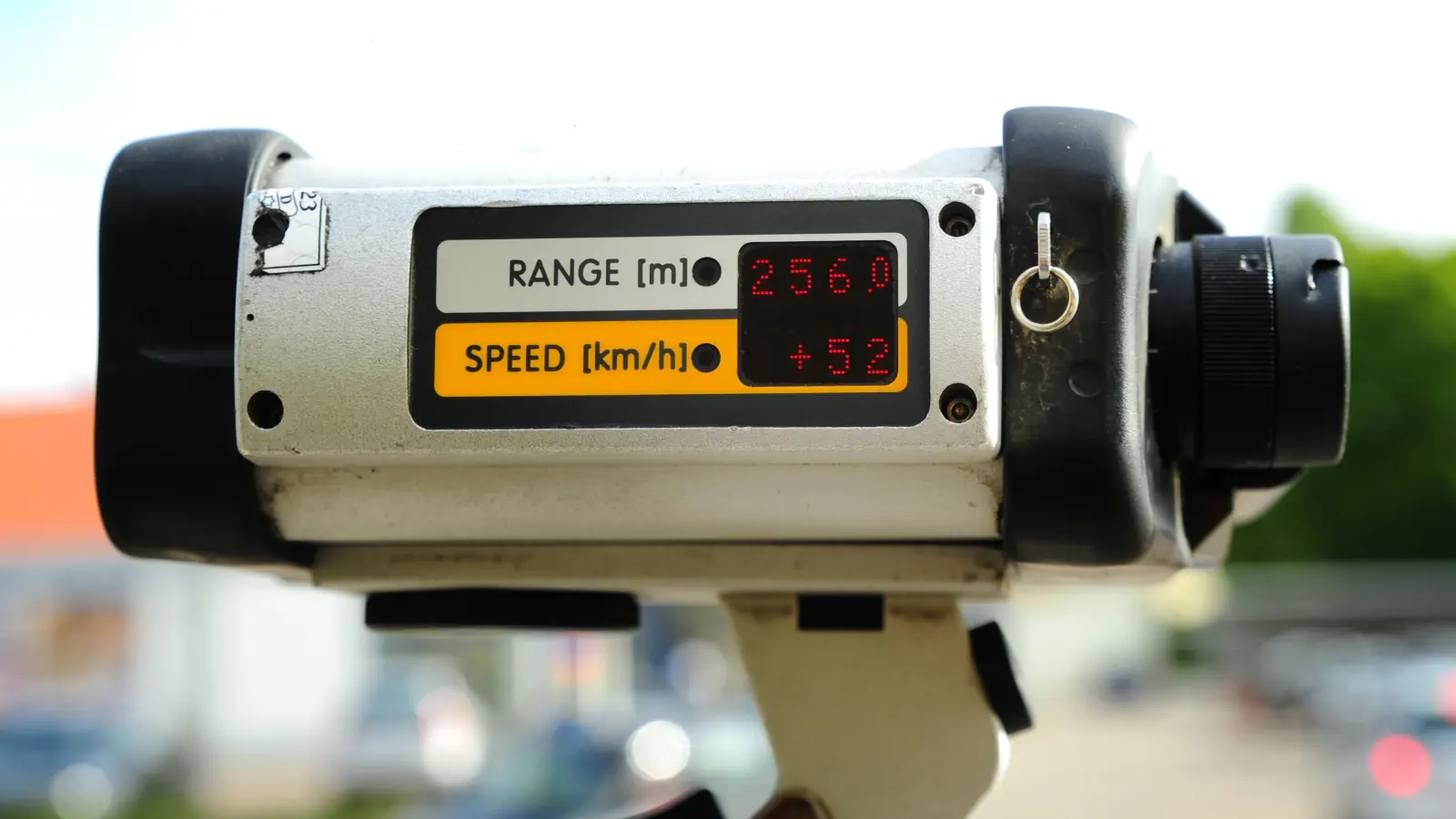 Mit ihrem Lasermessgerät erwischte die Dinkelsbühler Polizei den 35-jähriger Autofahrer bei seinem Tempoverstoß. (Foto: James Edward Albright Jr)