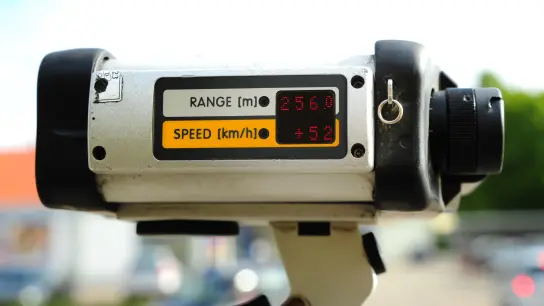 Mit ihrem Lasermessgerät erwischte die Dinkelsbühler Polizei den 35-jähriger Autofahrer bei seinem Tempoverstoß. (Foto: James Edward Albright Jr)