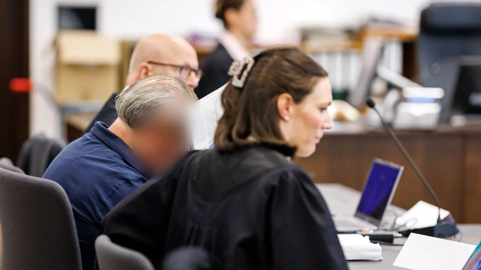 Der Angeklagte wies zu Beginn des Mordprozesses die Schuld am Tod eines 42-Jährigen von sich. (Archivbild)  (Foto: Daniel Karmann/dpa)