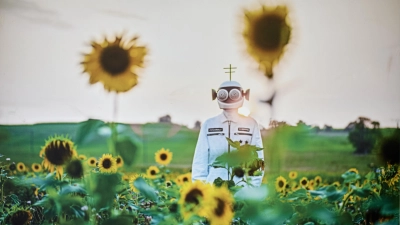 Ein Bild aus der Serie „Psychonaut“ von Stefan Seffrin. Der Künstler verfremdet darin Situationen und Kontexte dadurch, dass eine Person in einem Astronautenanzug auftreten lässt. (Repro: Tizian Gerbing)