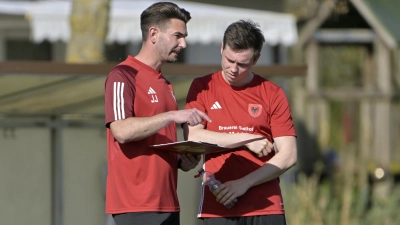Stimmen sich offenbar gut ab: das Trainerduo des SC Aufkirchen, bestehend aus Stefan Herzog und Jannis Jüttner (links). (Foto: Martin Rügner)