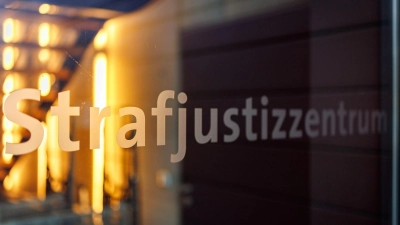 Die Angeklagte sitzt seit Herbst in Untersuchungshaft. (Symbolbild) (Foto: Daniel Karmann/dpa)