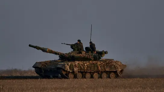 Ukrainische Soldaten fahren auf einem Panzer an der Frontlinie in der Region Donezk. (Foto: LIBKOS/AP)