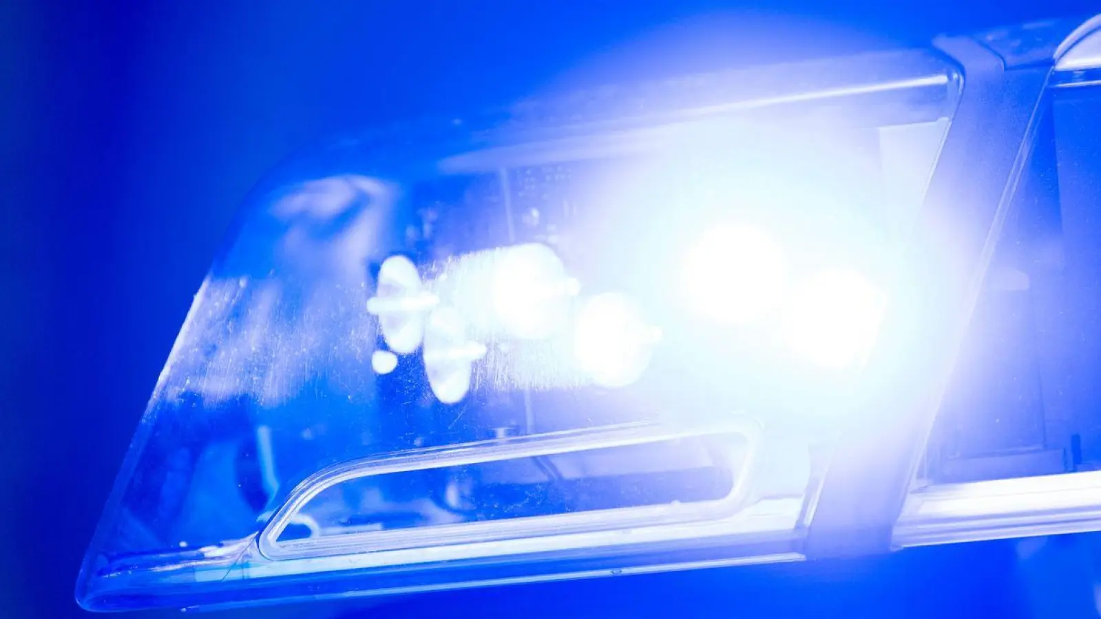 Der mit den Krücken geschlagene Mann wurde laut Polizei leicht verletzt. (Symbolbild)  (Foto: Lino Mirgeler/dpa)