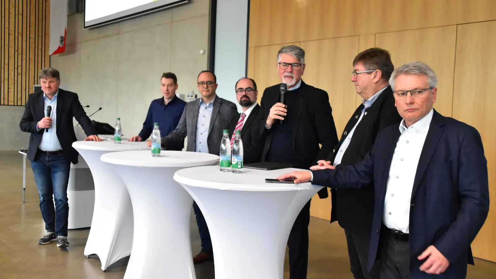 Diskutierten Hürden bei der Energiewende (von links): Norbert Bleisteiner, Dr. Stefan Rauh, Landrat Manuel Westphal, Dr. Alban Barron, Rainer Kleedörfer sowie die Bezirksräte Hans Popp und Hans Henninger. (Foto: Fritz Arnold)