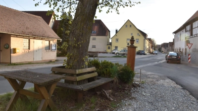 Auch am Dorfplatz in Prühl soll mit den voraussichtlich nächstes Jahr beginnenden Erneuerungsmaßnahmen der aktuelle Baustellen-Charme bald der Vergangenheit angehören. (Foto: Andreas Reum)