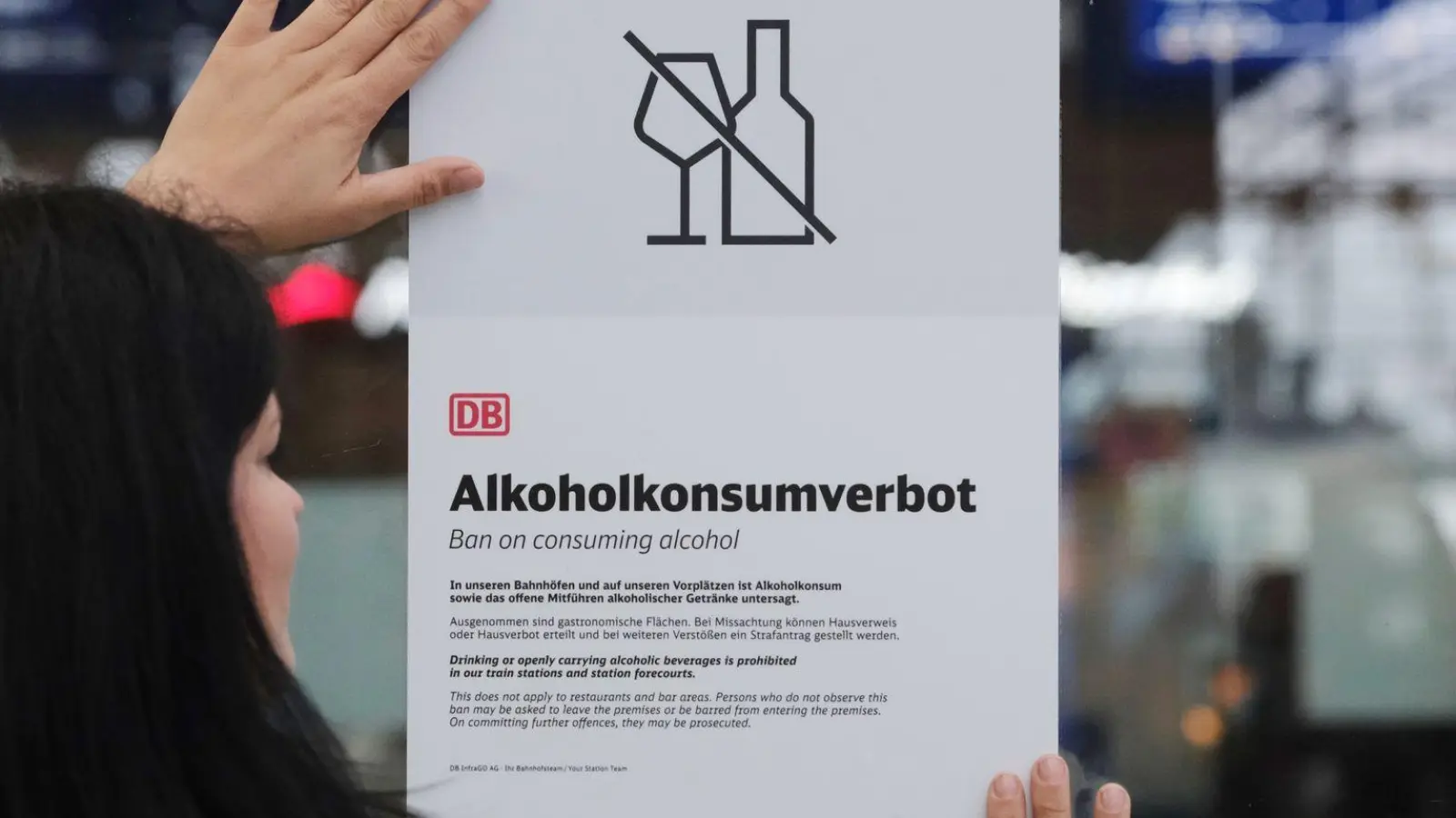 Alkoholkonsumverbot - so nennt die Deutsche Bahn die neue Regel, die ab Donnerstag an 5.700 Bahnhöfen deutschlandweit gilt. (Archivbild) (Foto: Sebastian Willnow/ dpa/dpa)