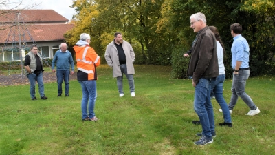Vor Ort begutachteten die Mitglieder der Schulverbandsversammlung den möglichen Standort für ein neues Klettergerüst. (Foto: Gerhard Krämer)