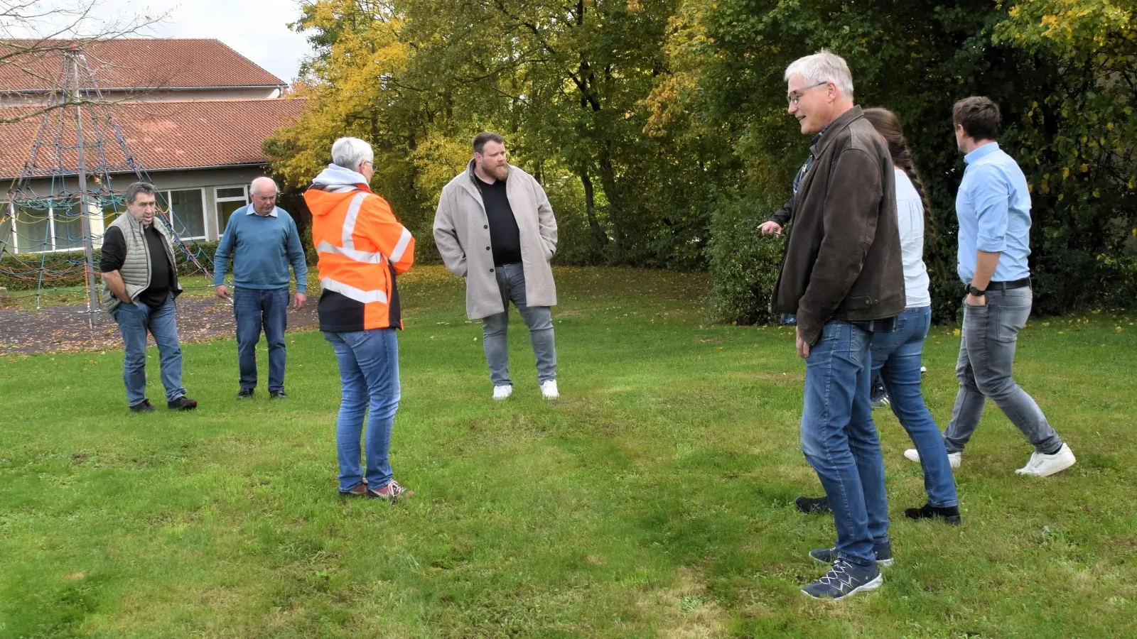 Vor Ort begutachteten die Mitglieder der Schulverbandsversammlung den möglichen Standort für ein neues Klettergerüst. (Foto: Gerhard Krämer)