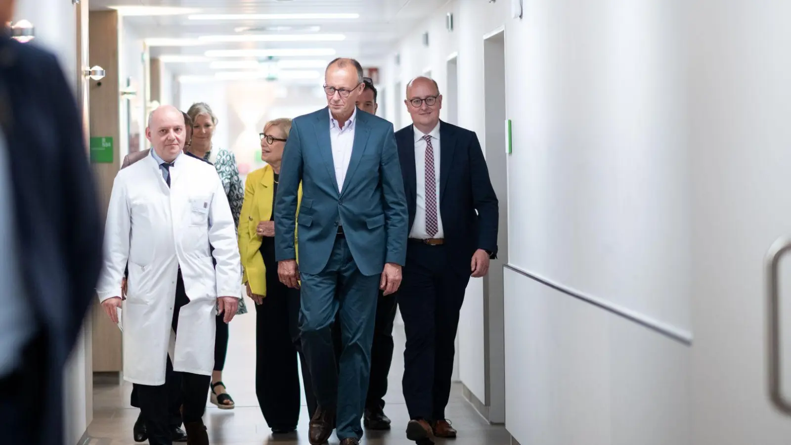 Die Finanzierung des Gesundheitssystems war auch Thema beim Besuch von Bundeskanzler Merz im Alfried-Krupp-Krankenhaus in Essen.  (Foto: Fabian Strauch/dpa)