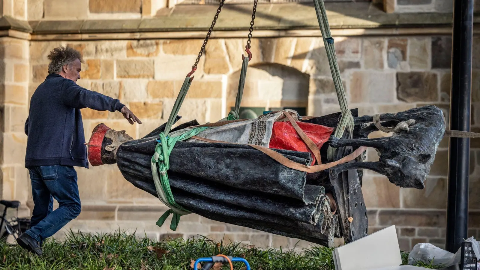 Die Skulptur des Essener Kardinals Franz Hengsbach bei der Demontage. (Foto: Christoph Reichwein/dpa)