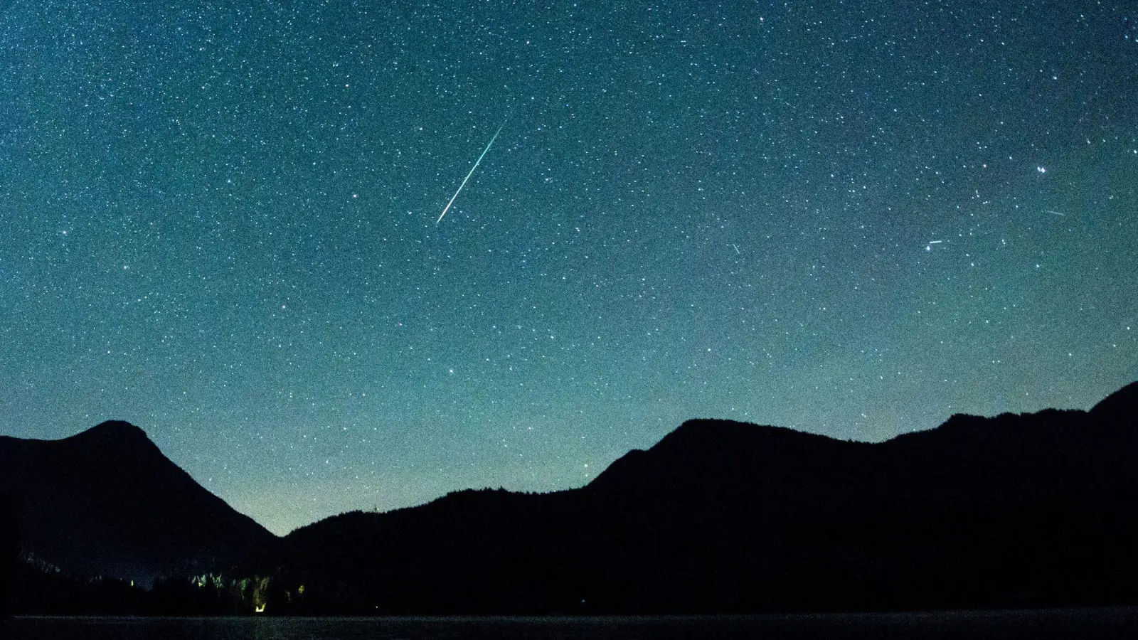In den Augustnächten regnet es Sternschnuppen. Doch kann man die sehen? (Archiv)  (Foto: Matthias Balk/dpa)