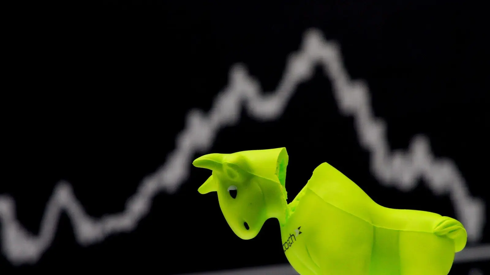 Alles grün? Manche Anleger legen Wert auf nachhaltige Geldanlagen (Foto: Boris Roessler/dpa/dpa-tmn)