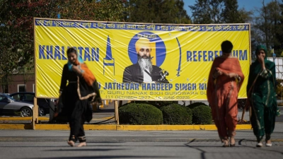 Ein Banner mit dem Abbild des getöteten Hardeep Singh Nijjar ist vor einem Sikh-Kulturzentrum im kanadischen Surrey aufgestellt. Der Fall belastet das Verhältnis zwischen Kanada und Indien. (Foto: DARRYL DYCK/The Canadian Press/AP/dpa)