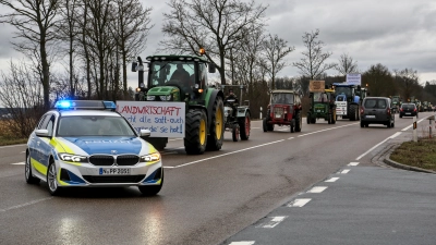 Der Protestkonvoi hat Elpersdorf erreicht.  (Foto: Tizian Gerbing)