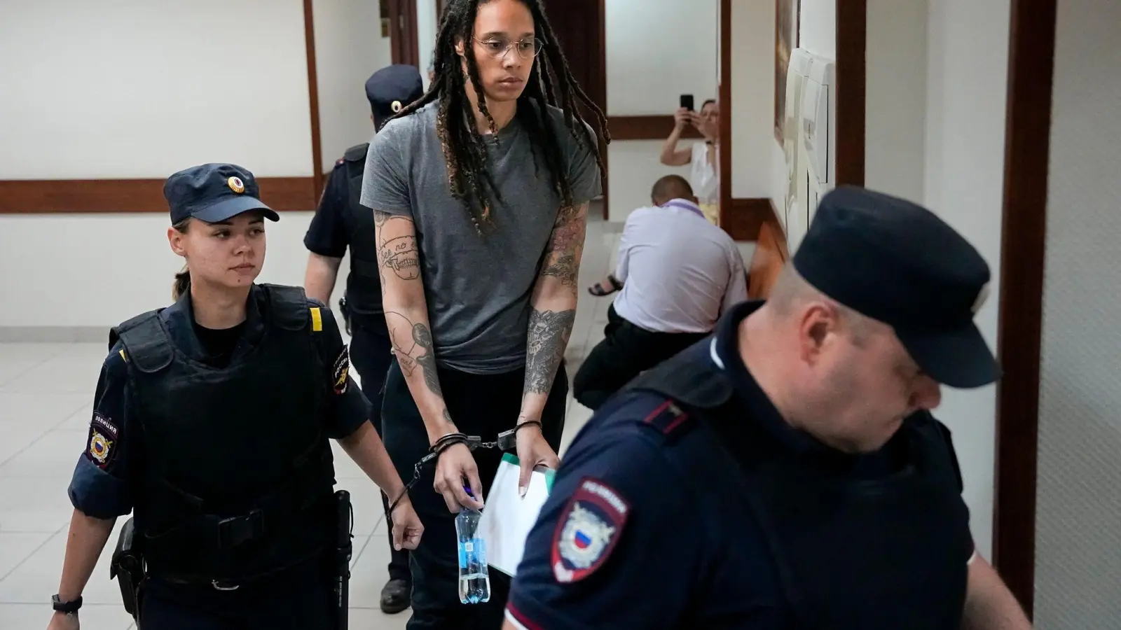 Basketballerin Brittney Griner (M) wurde in Russland zu neun Jahren Haft verurteilt. (Foto: Alexander Zemlianichenko/AP/dpa)