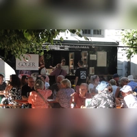 An den Abenden waren die Bänke und Tische auf dem Johann-Sebastian-Bach-Platz gut gefüllt. (Foto: Winfried Vennemann)