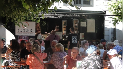 An den Abenden waren die Bänke und Tische auf dem Johann-Sebastian-Bach-Platz gut gefüllt. (Foto: Winfried Vennemann)