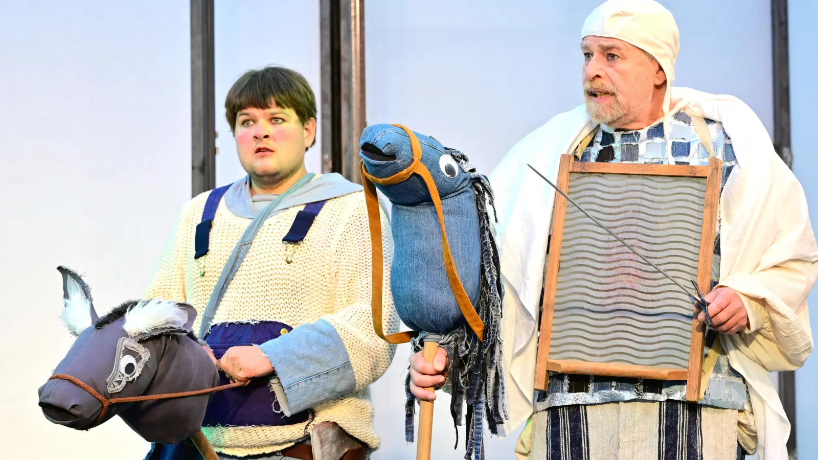 Unterwegs zu eigentümlichen Abenteuern: Niklas Schüler als Sancho Panza und Klaus Gramüller als Don Quijote (rechts) (Foto: Jim Albright)
