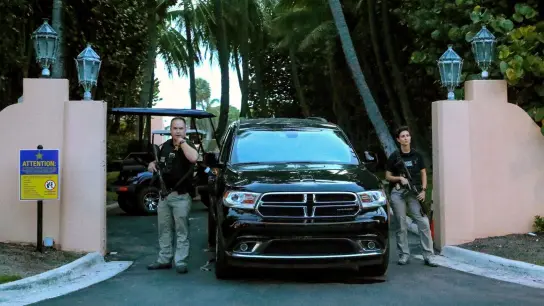 Agenten des Secret Service stehen am Tor von Mar-a-Lago. (Foto: Damon Higgins/Palm Beach Daily News/AP/dpa)