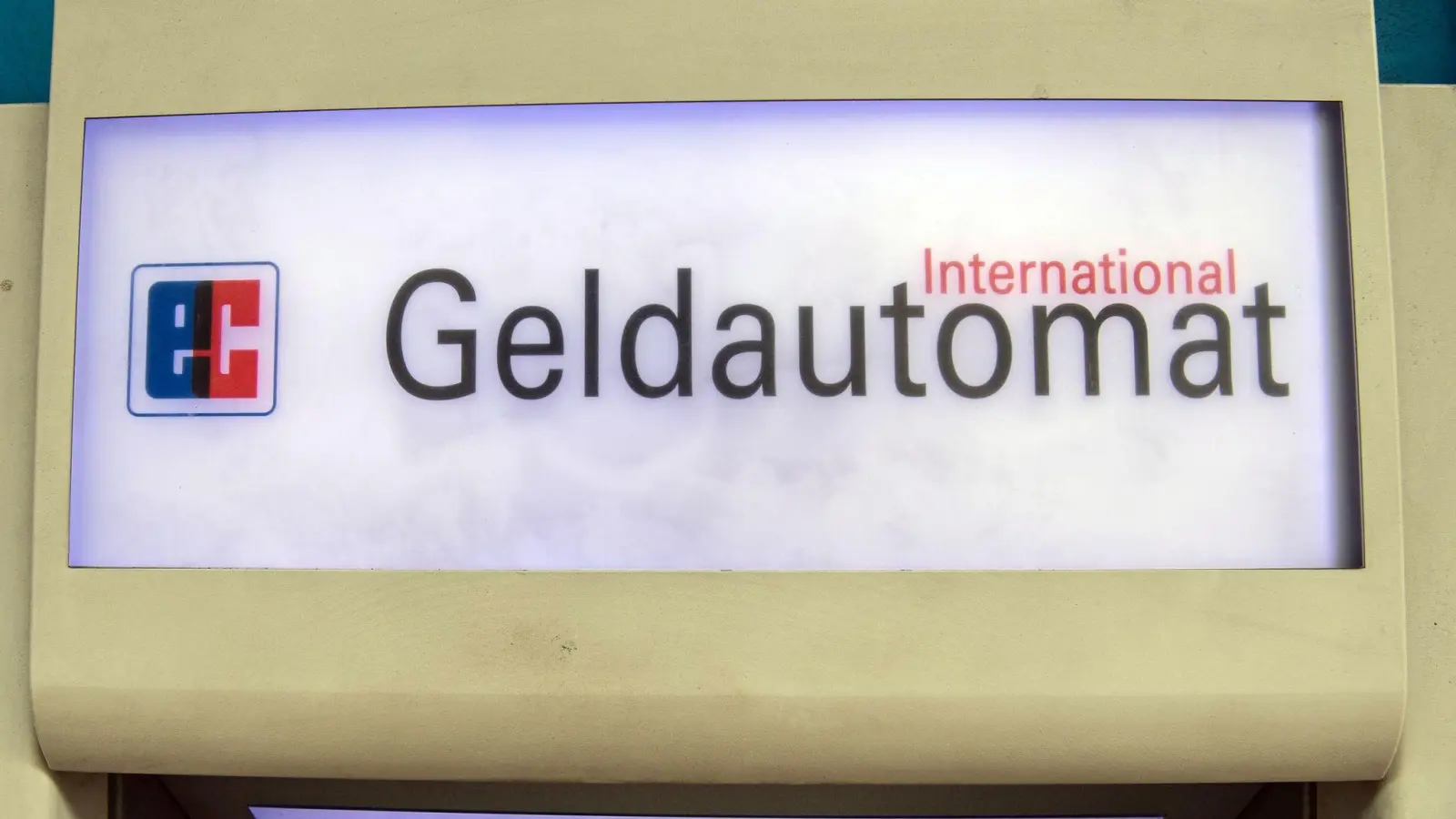 Der Schriftzug „Geldautomat” auf einem Geldautomaten. (Symbolbild: Paul Zinken/dpa-Zentralbild)