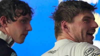 Max Verstappen war schon viermal Champion, Kimi Antonelli (l) dürfte es bald erstmals werden. (Foto: Vincent Thian/AP/dpa)