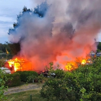Feuerwehrleute löschten die Flammen auf dem Campingplatz. (Foto: Jürgen Masching/NEWS5/dpa)