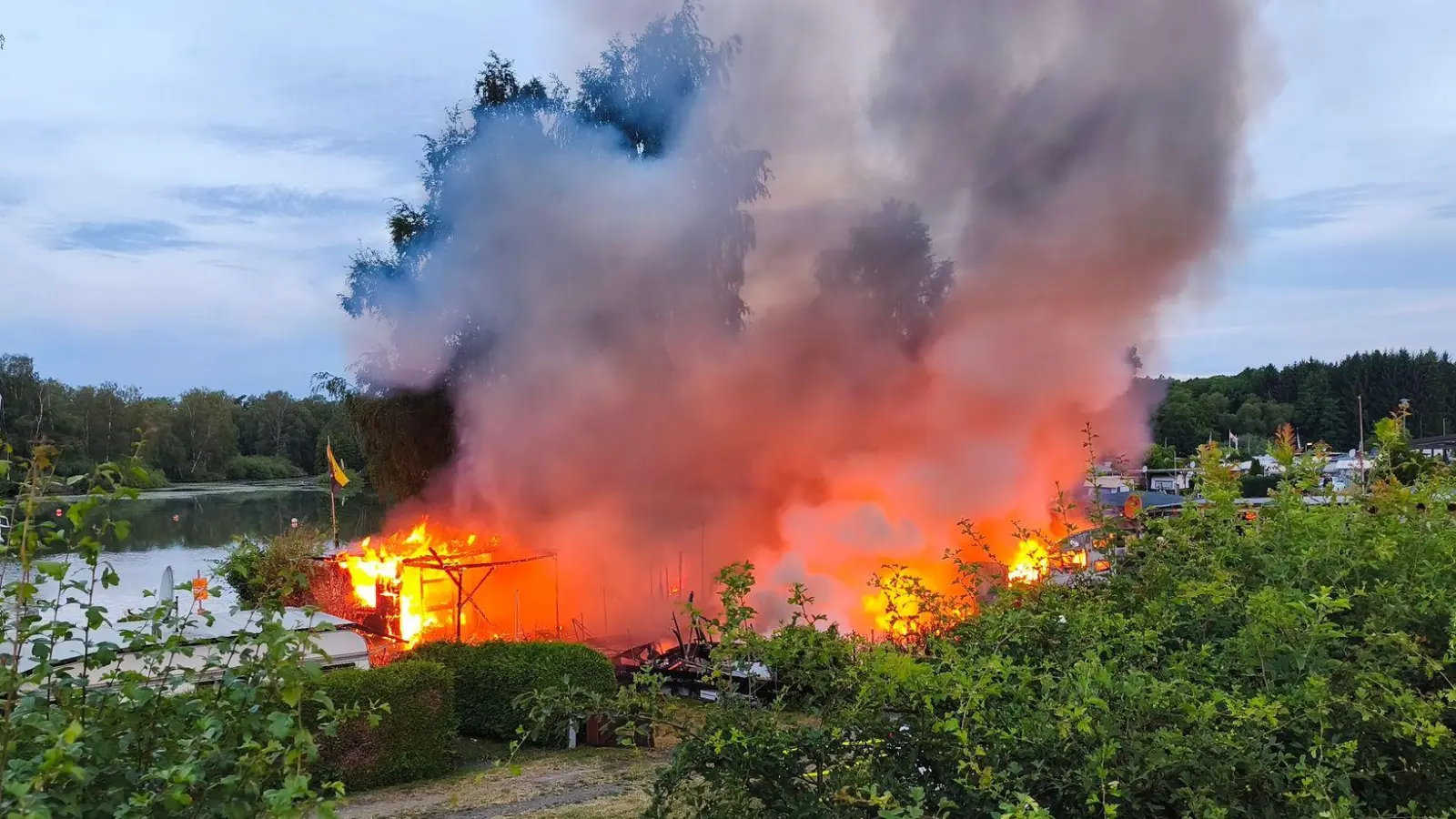 Feuerwehrleute löschten die Flammen auf dem Campingplatz. (Foto: Jürgen Masching/NEWS5/dpa)