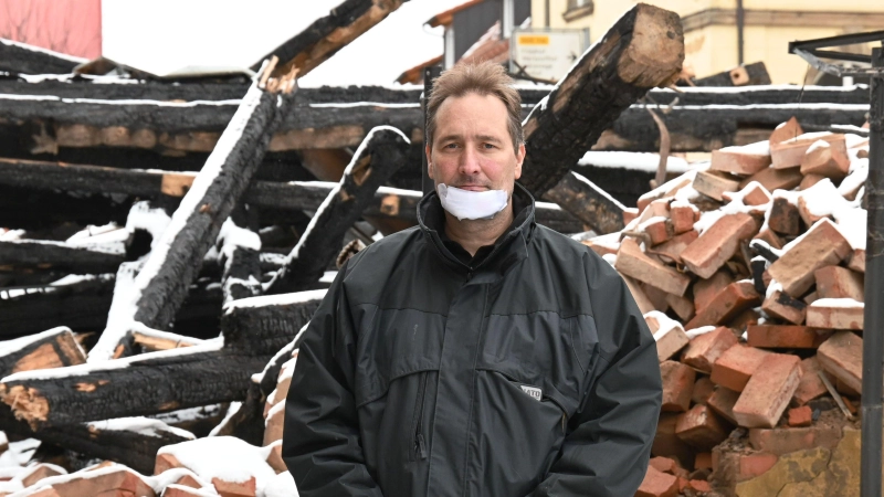 Vor lauter Angst biss einer der fünf Hunde Jens Bauer in der Nacht des Brands in sein Kinn.  (Foto: Luca Paul)