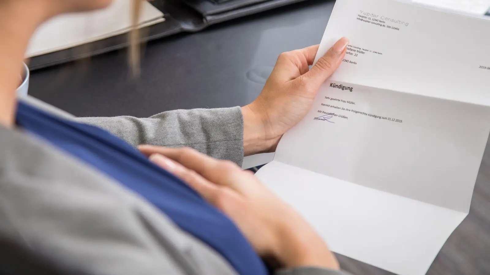 Ziemlich starker Kündigungsschutz: Schwangere Arbeitnehmerinnen sind nicht nur durch das Kündigungsschutzgesetz, sondern auch durch das Allgemeine Gleichbehandlungsgesetz vor benachteiligenden Maßnahmen geschützt. (Foto: Christin Klose/dpa-tmn)