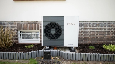 Zusätzliche Kosten drohen, wenn in beim Wechsel auf eine Wärmepumpe Leistungen als „bauseitig“ ausgewiesen sind. (Foto: Daniel Reinhardt/dpa/dpa-tmn)