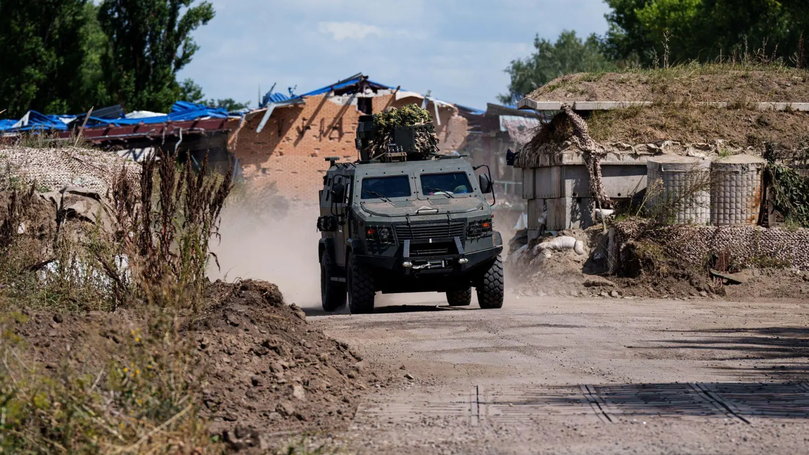 Auch in der Region Sumy greift Russland immer wieder an. (Foto: Evgeniy Maloletka/AP/dpa)