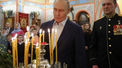 Mit welcher Bitte hat Kremlchef am orthodoxen Weihnachten wohl diese Kerze angezündet? (Archivbild) (Foto: Vyacheslav Prokofyev/Pool Sputnik Kremlin/AP/dpa)