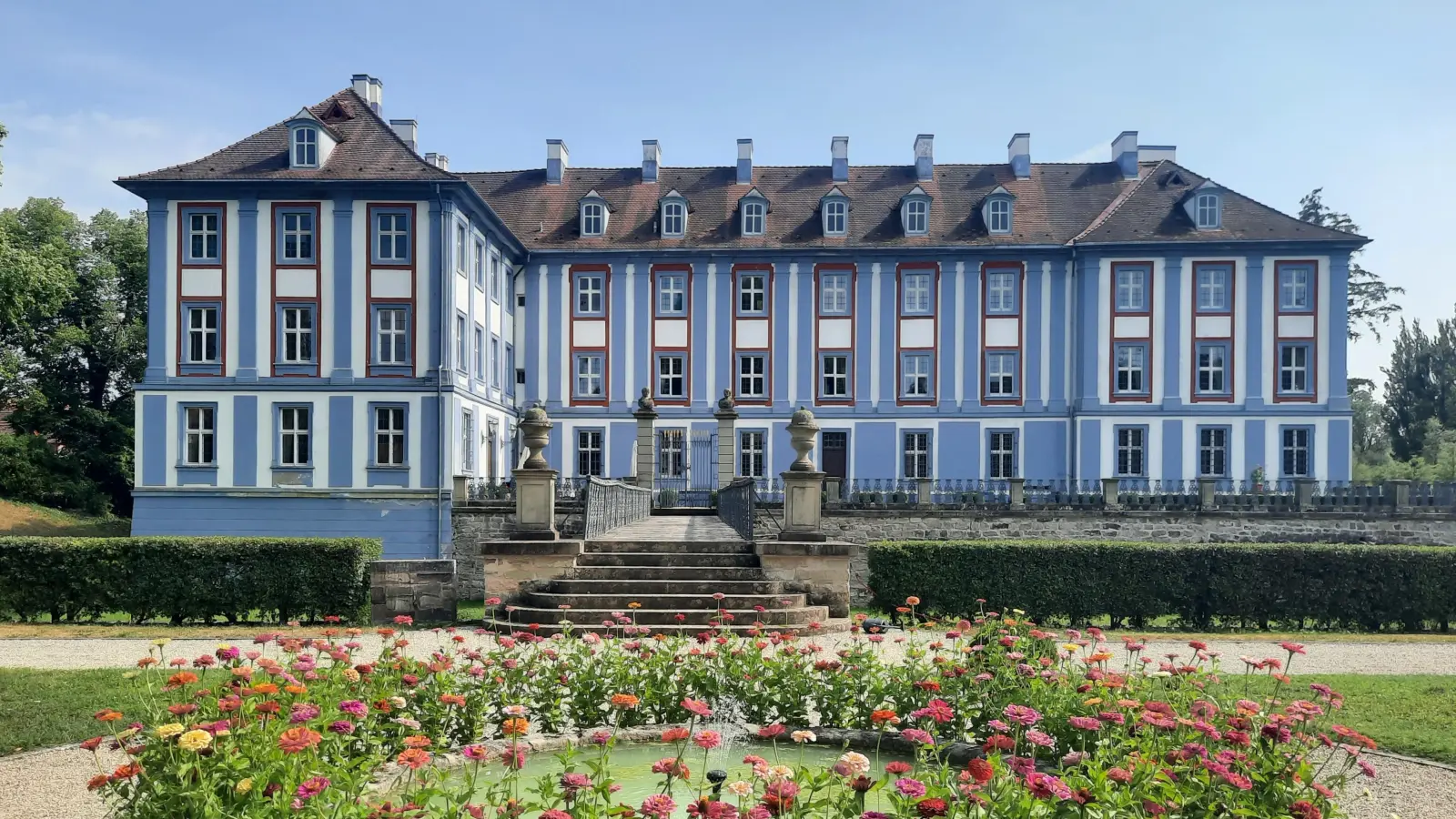 Blaues Schloss, bunte Blumen - gesehen in Obernzenn (Foto: Anja Meder)
