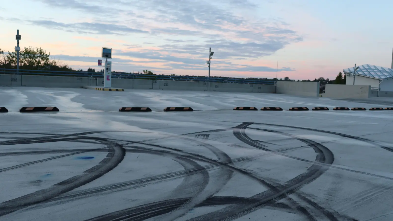 Tiefschwarze Reifenspuren sind auf dem obersten Deck des Parkhauses am Bahnhof in Ansbach massenhaft zu sehen. (Foto: Antonia Müller)