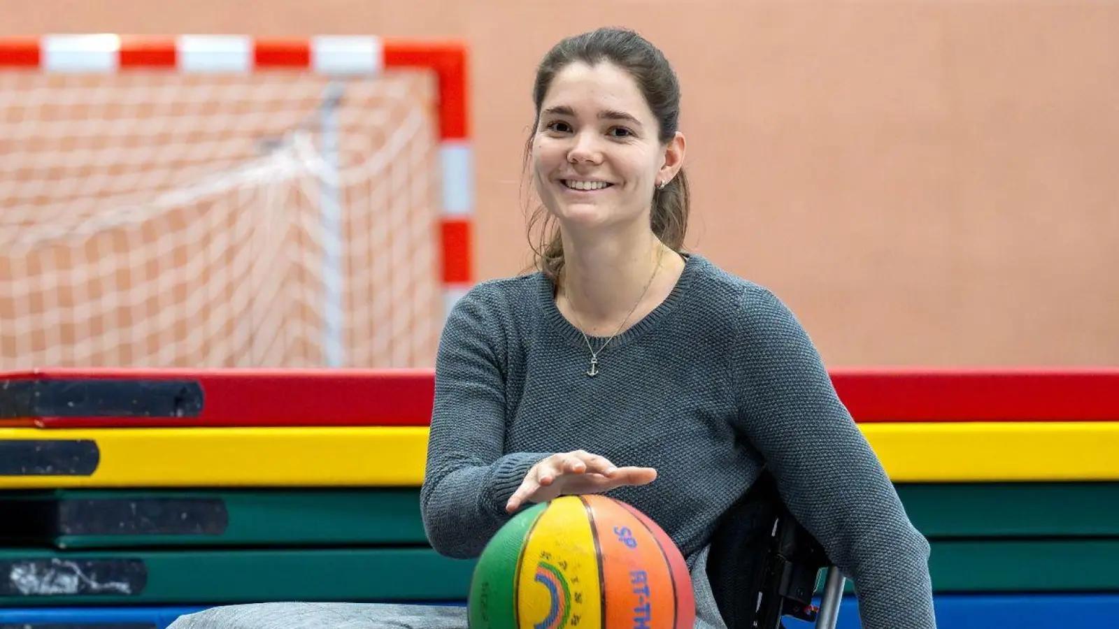 Sportlehrerin Sina Wiedemeier in der Turnhalle ihrer Grundschule im Landkreis Cuxhaven. (Foto: Sina Schuldt/dpa)